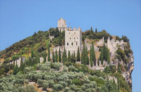 Die Burg von Arco auf ihrem Felsen