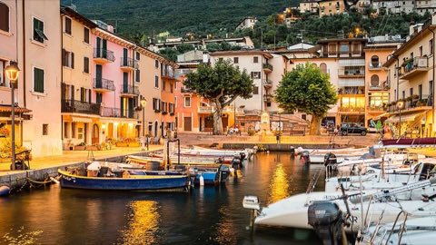 Der Hafen von Porto di Brenzone am Abend