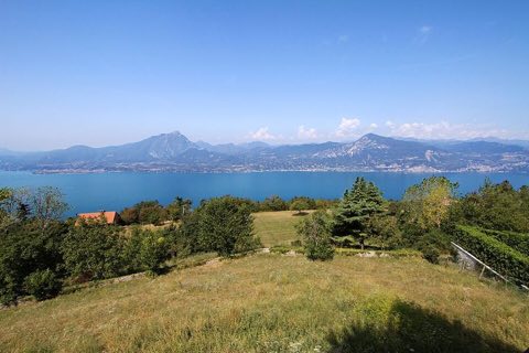 Weiter Blick von San Zeno di Montagna über den See